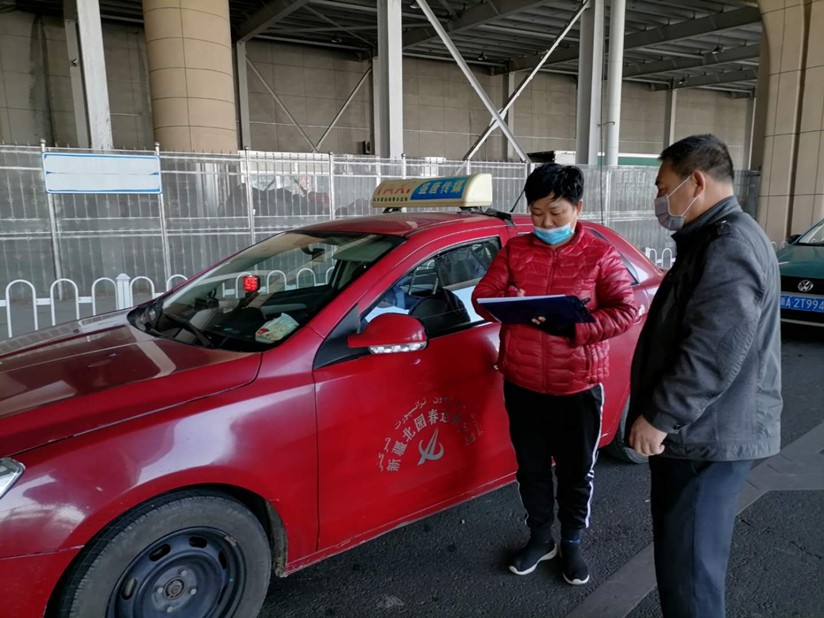 圖為：運輸公司管理人員在高鐵站檢查所屬出租車處在消毒情況_副本.jpg