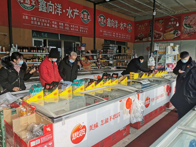 圖為：市場食品質量安全檢查小組對商戶貨物進行檢查_副本.jpg