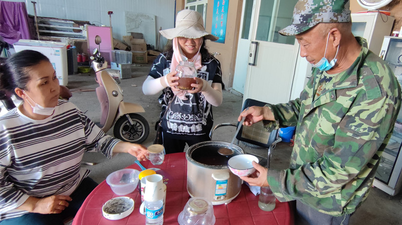 圖為：烏蘇北園春市場(chǎng)工會(huì)為員工發(fā)放降溫防暑福利_副本.jpg