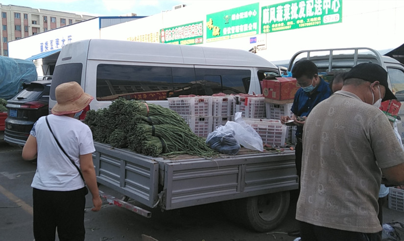 圖為：北園春蔬菜市場菜農(nóng)批發(fā)蔬菜_副本.jpg